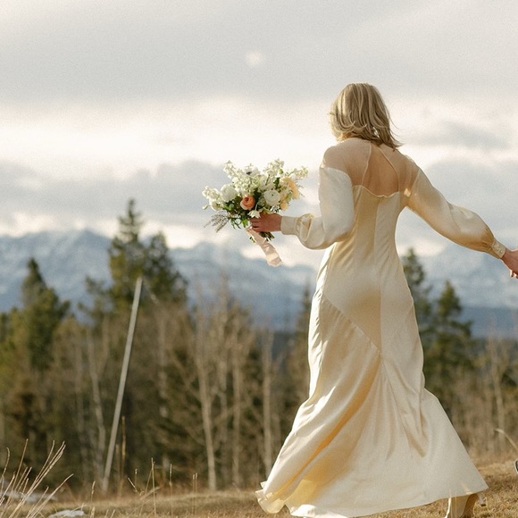 THE OWN STUDIO Wedding Dress - Picture 2 of 16